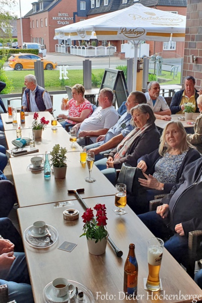 AZ-IG-Tagung Agapornis/Forpus-2023. Nach und nach Eintreffen der Tagungsteilnehmer. Hier auf der Terrasse des Hotels. Foto: Dieter Hockenberger