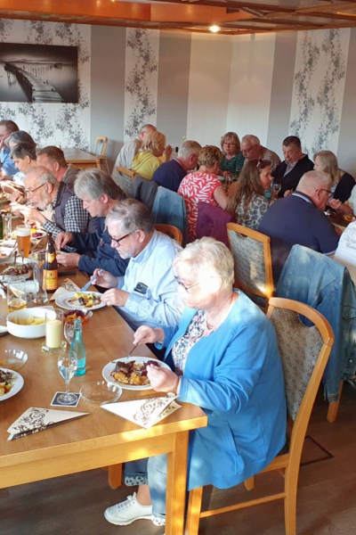 Gemeinsames Abendessen im Hotel. Snirtjebraten regionale Spezialität.  Foto: Dieter Hockenberger