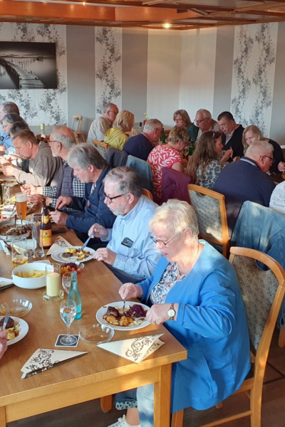 Es schmeckt, gemeinsames Abendessen im Hotel. Snirtjebraten regionale Spezialität.  Foto: Dieter Hockenberger