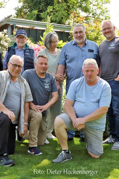 AZ-IG-Tagung Agapornis/Forpus-2023-Züchterbesuch bei Hans Böming recht außen. Foto Dieter Hockenberger