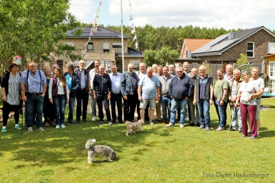AZ-IG-Tagung Agapornis/Forpus-2023-Züchterbesuch bei Heinz Schrandt. Der Gruppenbild mit Hund. Foto: Dieter Hockenberger