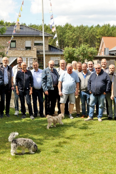 AZ-IG-Tagung Agapornis/Forpus-2023-Züchterbesuch bei Heinz Schrandt. Der Gruppenbild mit Hund. Foto: Dieter Hockenberger