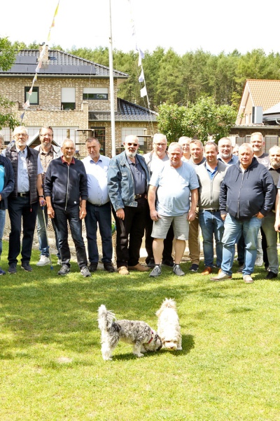 AZ-IG-Tagung Agapornis/Forpus-2023-Züchterbesuch bei Heinz Schrandt. Der Gruppenbild mit Hund. Foto: Dieter Hockenberger