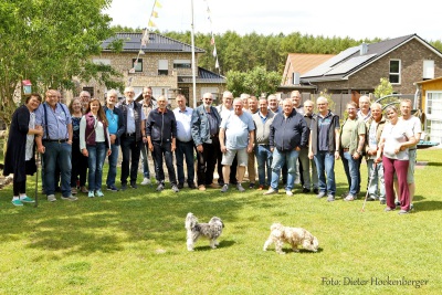 AZ-IG-Tagung Agapornis/Forpus-2023-Züchterbesuch bei Heinz Schrandt. Der Gruppenbild mit Hund. Foto: Dieter Hockenberger