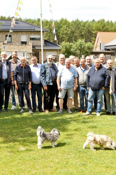 AZ-IG-Tagung Agapornis/Forpus-2023-Züchterbesuch bei Heinz Schrandt. Der Gruppenbild mit Hund. Foto: Dieter Hockenberger