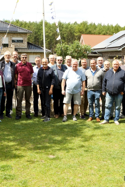 AZ-IG-Tagung Agapornis/Forpus-2023-Züchterbesuch bei Heinz Schrandt. Der Gruppenbild mit Hund. Foto: Dieter Hockenberger