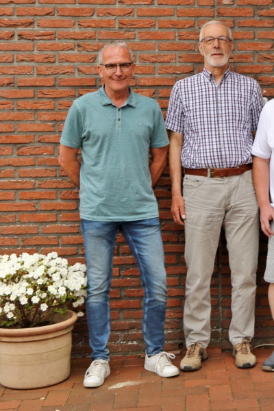 AZ-IG-Tagung-2023 v.l. Hugo Weijers  Sekretär NL Forpus Club,  Johann Walker AZ, Andrea Hoffmann Sprecher der AZ-IG Agapornis/Forpus , Kees Bink NL Forpus Club, Olav Hungenberg AZ-Vizepräsident