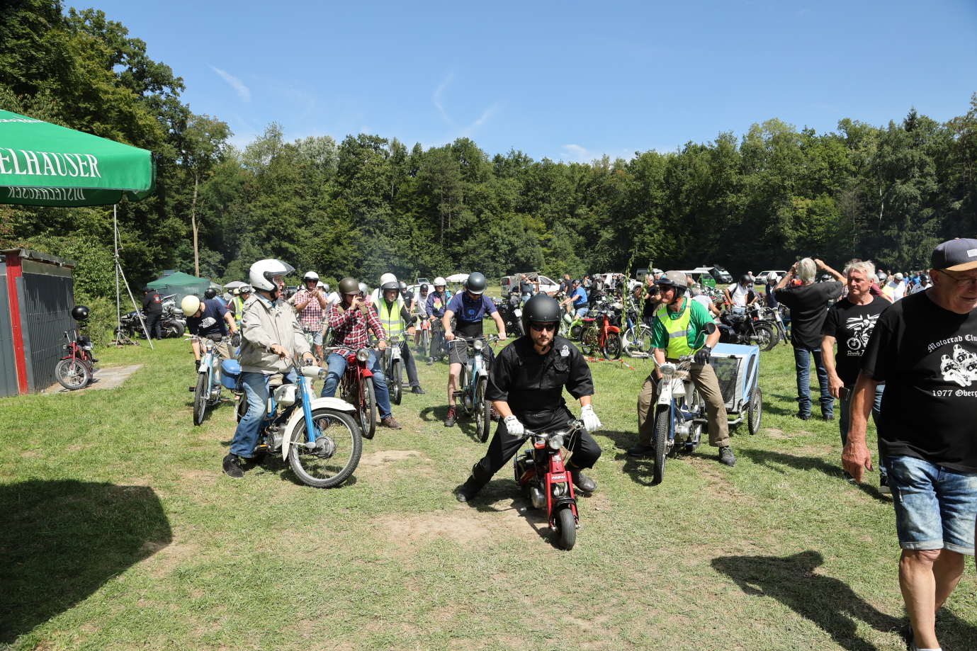 Bild zeigt eine Gruppe Quickly Fahrer vor dem Start zur Kraichgaurundfahrt.