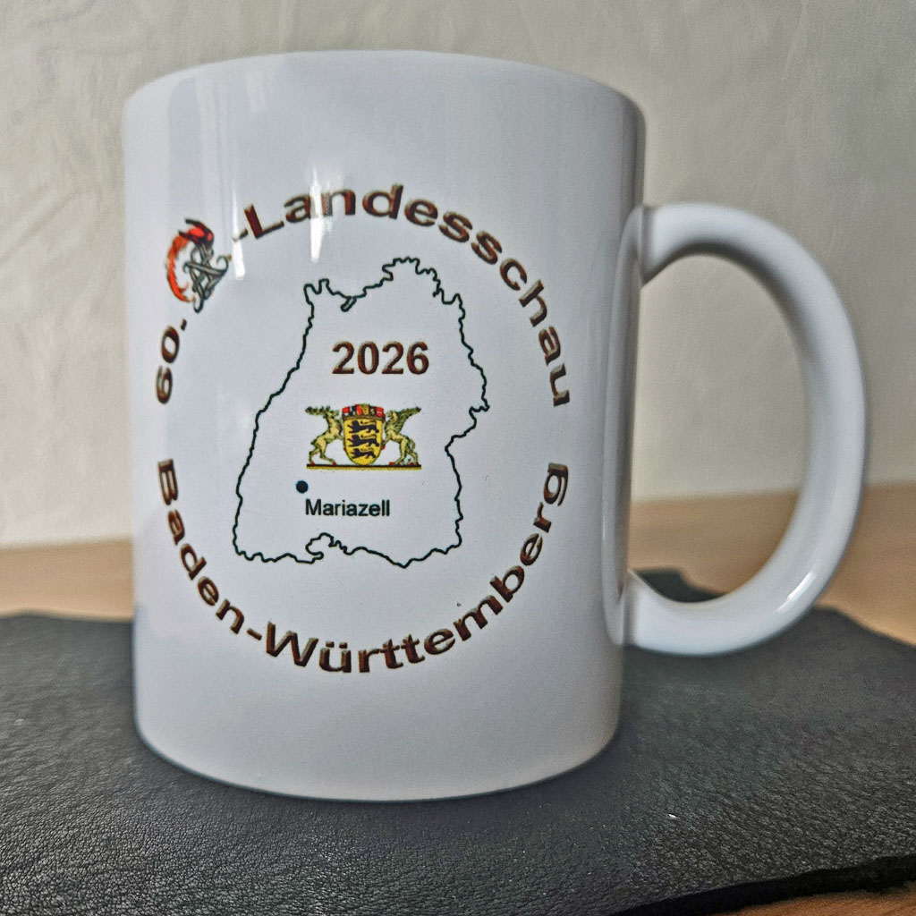 Tasse mit Logo der 60. AZ-Landesschau Baden-Württemberg 2026, Umrisskarte von Baden-Württemberg und markiertem Veranstaltungsort Mariazell.